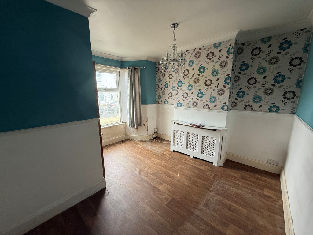 Lot: 97 - MID-TERRACE HOUSE FOR IMPROVEMENT - Living room